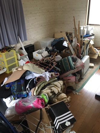 珠洲市のお客様 さんの不用品回収前の部屋の画像