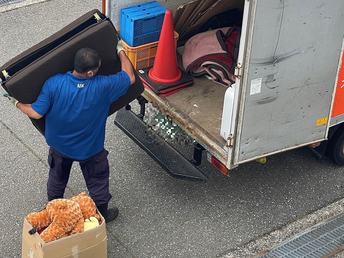 「転職に伴う引越しでソファなどを回収しました」作業写真