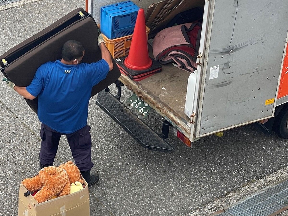 「転職で引越しをするお客様から不用品回収をご依頼いただきました」作業写真