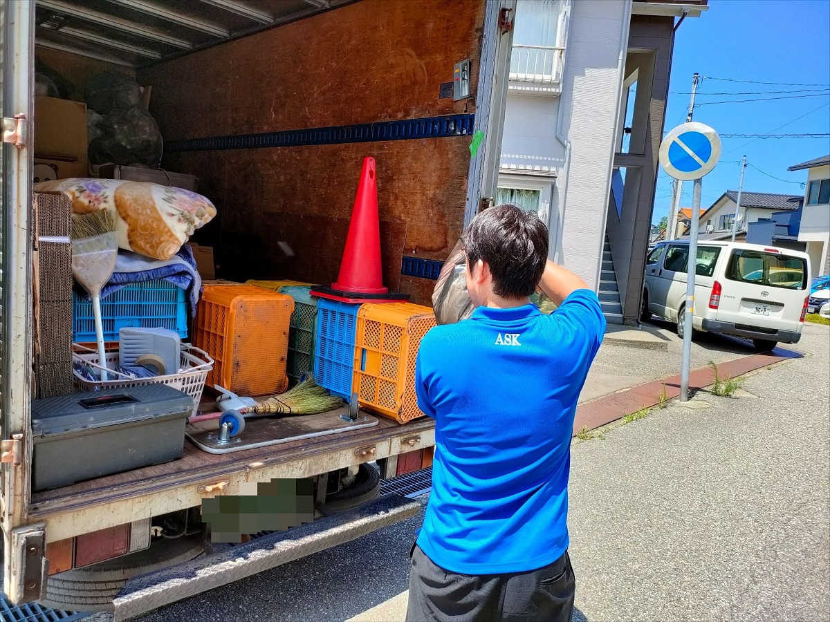 「引越しに伴う不要な家電・家財類の回収依頼」作業写真