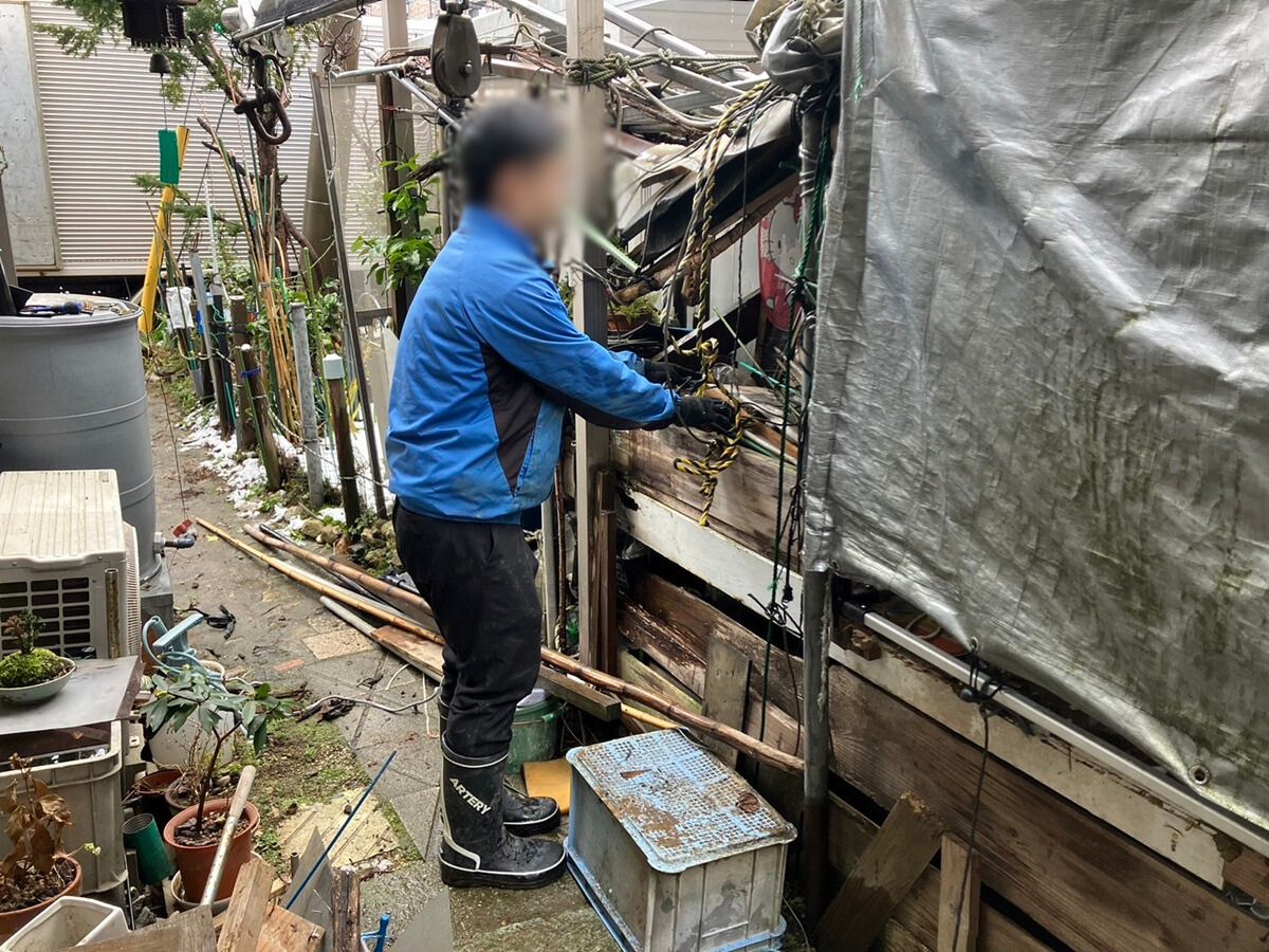 「危険な木製棚を解体して安全に回収しました」作業写真