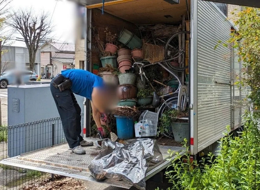 「2LDKのアパートからベッド・ステレオ・植木鉢などを整理させていただきました」作業写真