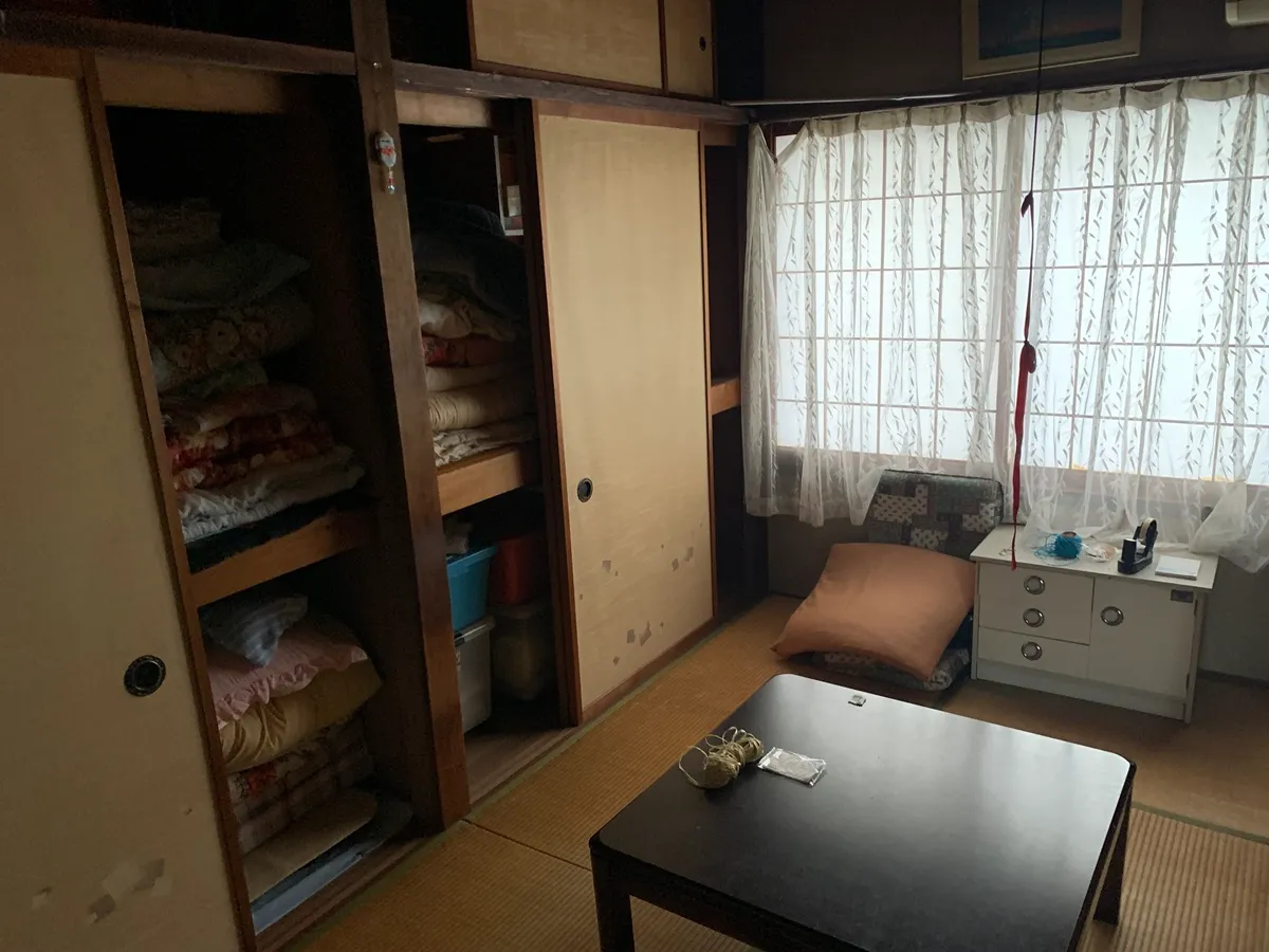 「一軒家の和室から布団・家具などを回収させていただきました」作業写真