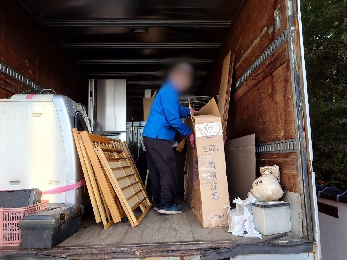 「物置から農具などを回収させていただきました」作業写真