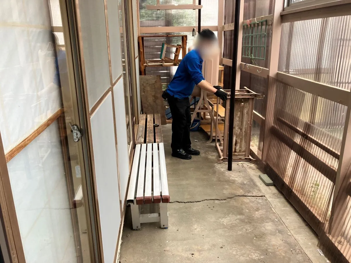 「一戸建てのベランダから灯油ケースなどを回収させていただきました」作業写真