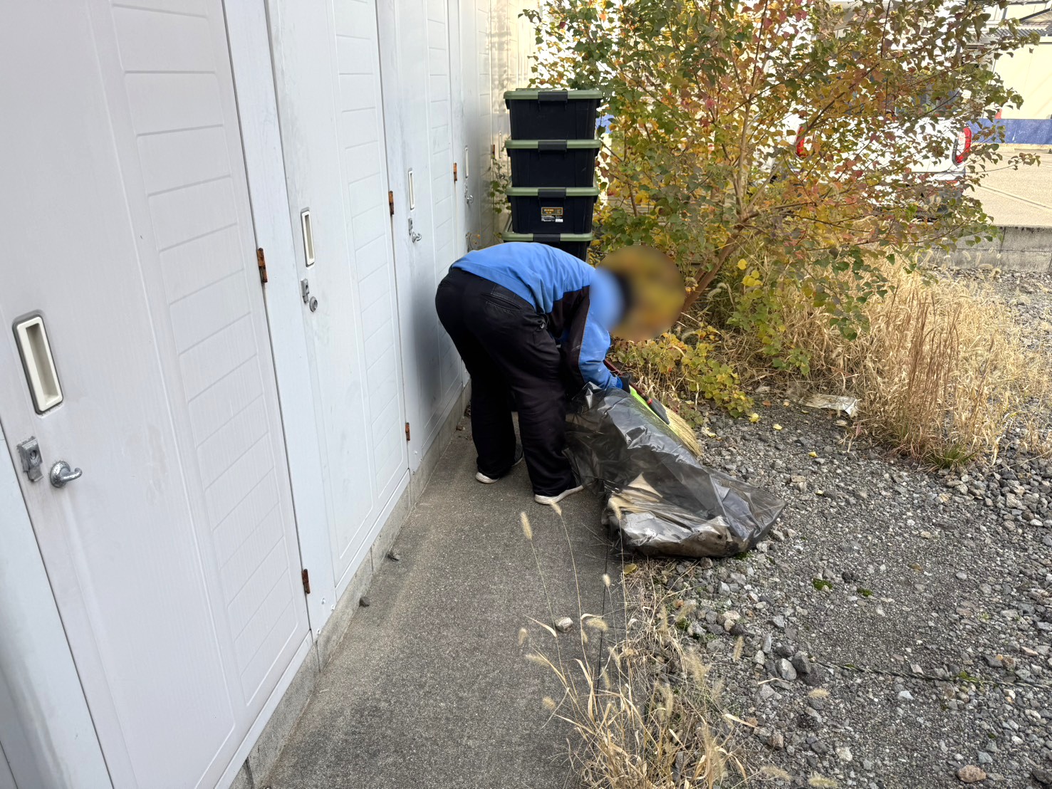 「物置の隙間に残された木屑、ボードなどを回収しました」作業写真