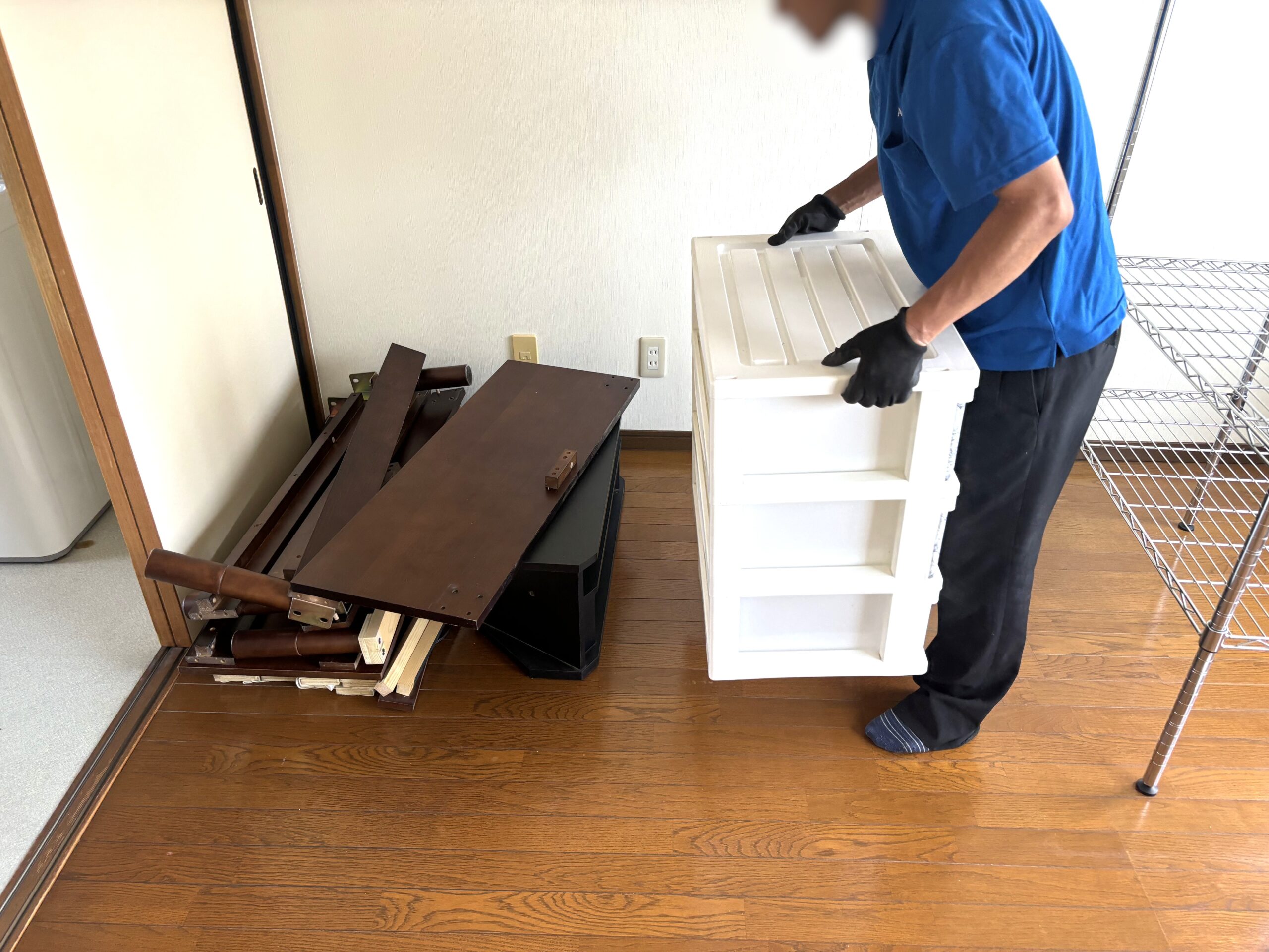 「1Kのアパートからテレビボード、机などを回収しました」作業写真
