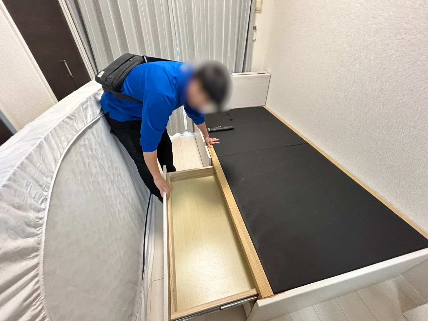 「食器棚やスーツケース、ベッドなどをまとめてお引き取りしました」作業写真