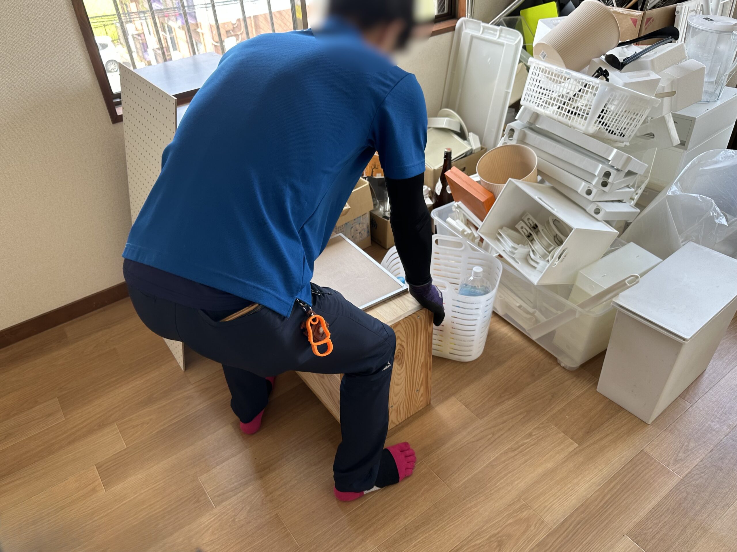「2DKのアパートのお部屋から物干し竿などを回収しました」作業写真